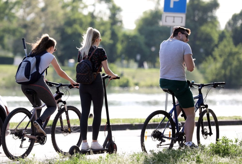 Od subote nova prometna pravila: Tko vozi romobil ili bicikl s obje slušalice, bit će novčano kažnjen
