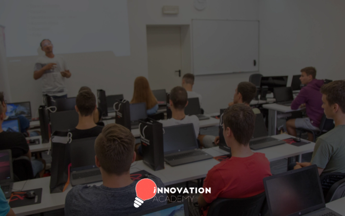 Srednjoškolci, prijavite se na Innovation academy!