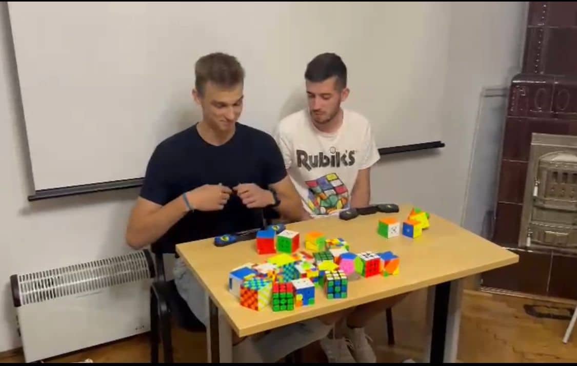 Mladi učili slagati Rubikovu kocku